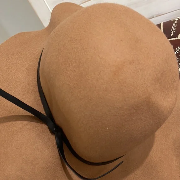 Old Navy®️ Wool Hat in Camel Color with Faux Black Leather Trim Detail - Picture 8 of 8